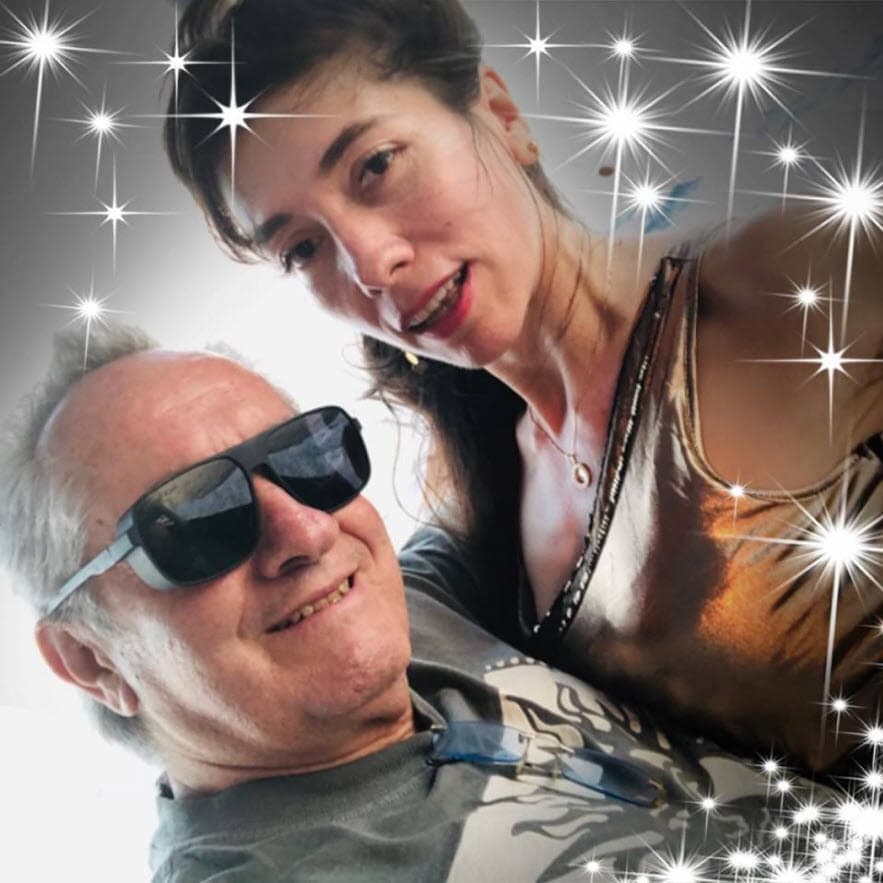 Debido a su enfermedad, el actor de 69 años debe estar conectado a un 
<b>tanque de oxígeno por lo menos 16 horas</b> diarias. Incluso, a veces lo utiliza durante las grabaciones de La Rosa de Guadalupe.