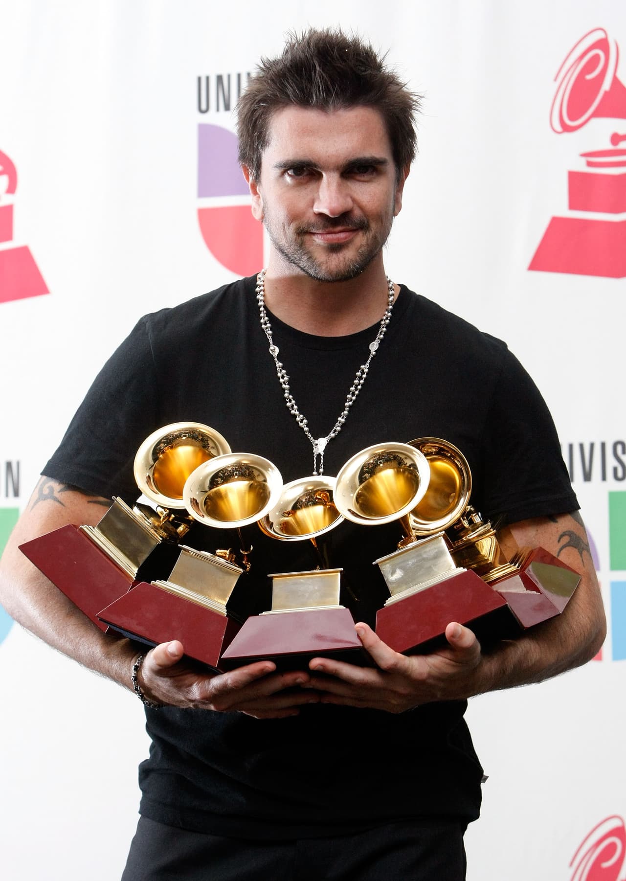 El cabello corto y la barbara parece que le trajeron suerte y es que para el Latin GRAMMY de 2008, Juanes se llevó cinco premios: Mejor Video versión corta - ‘Me enamora’, Mejor Álbum Masculino Pop - ‘La vida es un ratico’, Canción del año - ‘Me enamora’, Álbum del año - ‘La vida es un ratico’, Grabación del año - ‘Me enamora’, igualando su propio récord de 2003.
