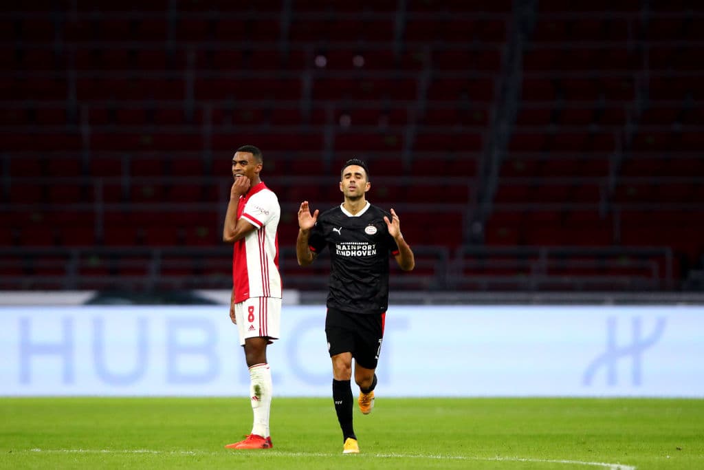 PSV y Ajax empatan 2-2 en el clásico de la Eredivisie. Eran Zahavi marcó doblete para los 'rojiblancos', mientras que Quincy Promes y Antoni Matheus Dos Santos, le dieron el empate al Eindhoven.