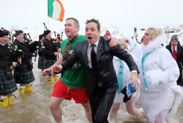 ¡Lo hizo!Mira lo congelado que quedó el comediante Jimmy Fallon luego de aceptar el reto que le hizo el alcalde de Chicago Rahm Emanuel de lanzarse a las congeladas aguas del Lago Chicago durante el Polar Plunge 2014 y con un temperatura de 2 grados