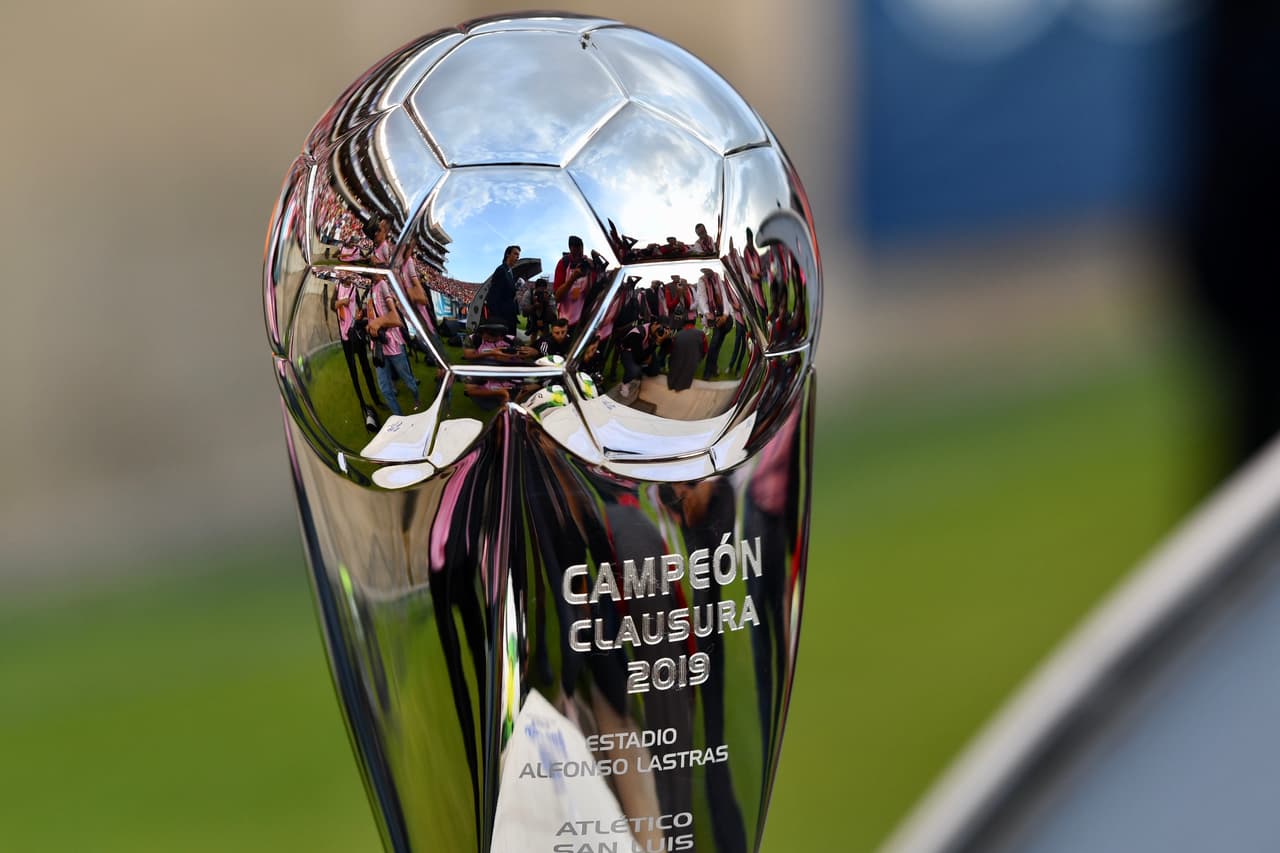 El trofeo de campeón del Clausura 2019 del Ascenso MX esperando por el vencedor entre Atlético San Luis y Dorados de Sinaloa.