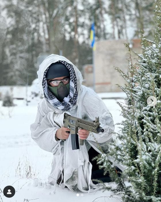 Algunos medios han afirmado que tras el inicio del conflicto, la exreina de belleza se enlistó en el ejército de su país como parte de los civiles que defienden a la nación, sin embargo, ella desmintió esa versión este lunes 28.
<br>