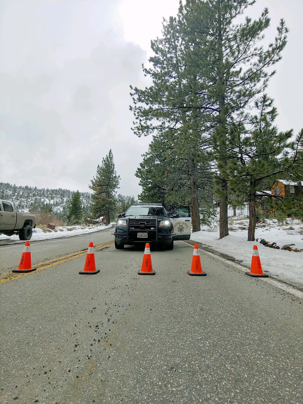 Así de estricto está la vigilancia en la carretera que conduce al centro de deportes de montañas meas grandes del sur de California.