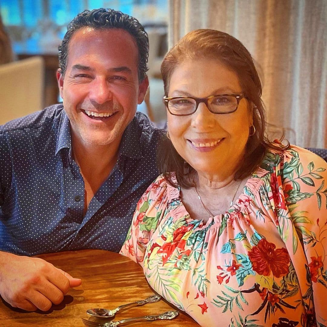 Este día fue de celebración ansoluta y Carlos Calderón consintió todo el día a su mamá.