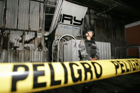 19 abril 2008.- Un incendio durante un concierto de rock gótico en la discoteca Factory, en Quito (Ecuador), causa diecinueve muertos. Las salidas de emergencia estaban cerradas con candados.