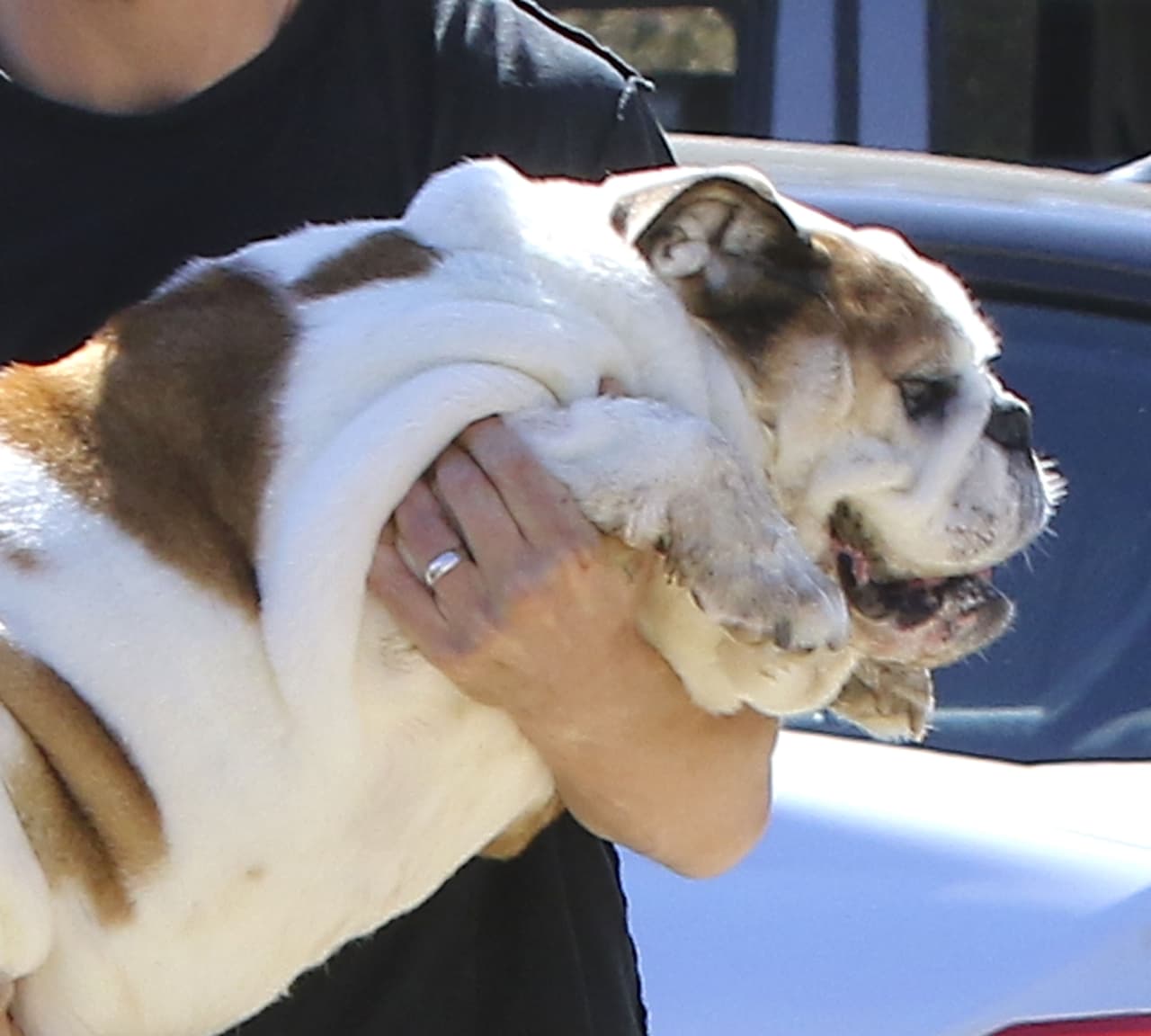 Pudimos ver la sortija de matrimonio del actor.