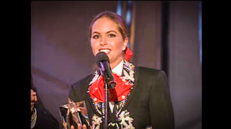 Lucero fue la primera galardonada con el Premio Lo Nuestro a las Estrellas Jóvenes, un reconocimiento pretendía reconocer e incentivar a los jovenes intérpretes. Celebró de la mejor manera: ¡cantando!