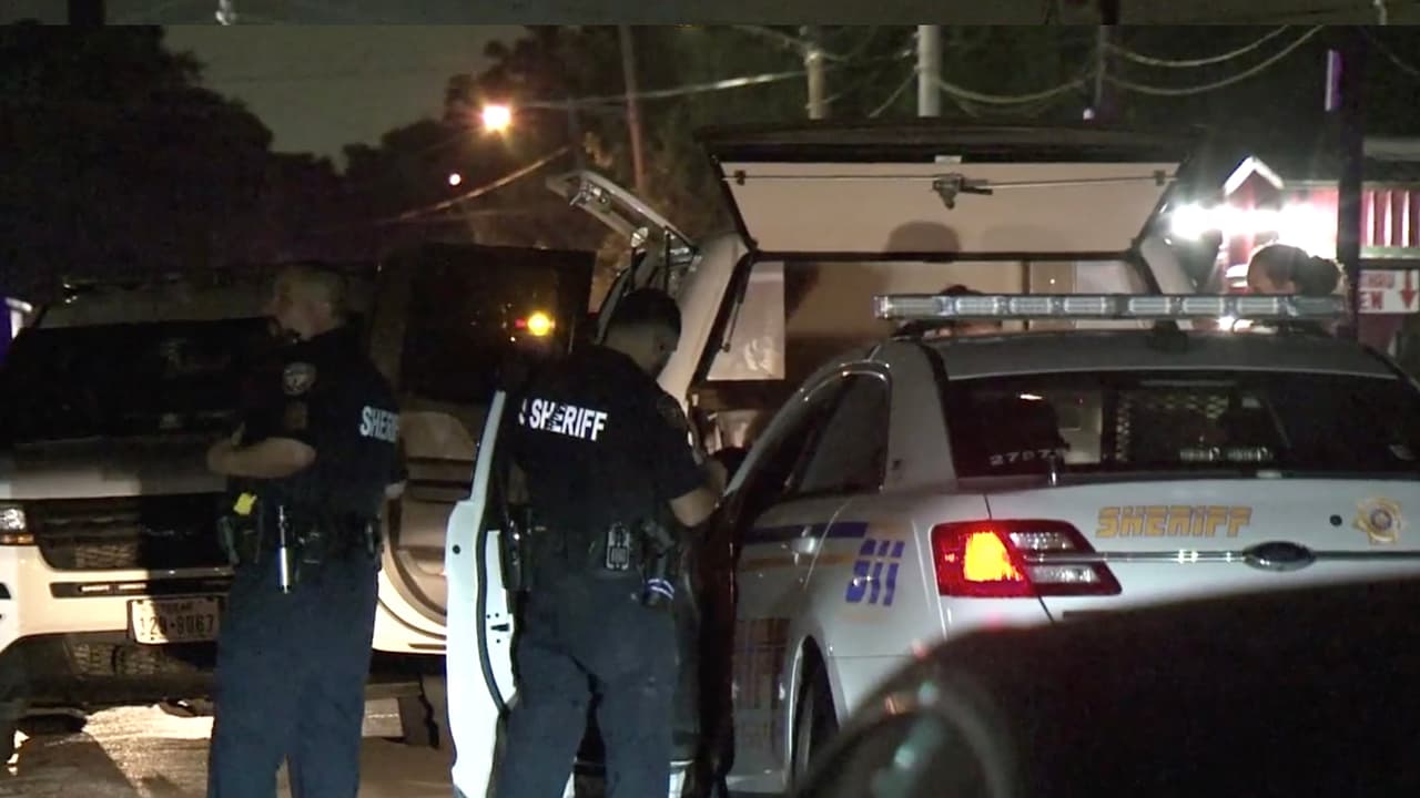Después de la lluvia de balas, los presuntos responsables escaparon del lugar en un automóvil Expedition o Lincoln Navigator.