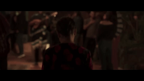 El clip muestra a Natalia preparándose para una 'tocada' íntima junto a sus amigos dentro de una casa.