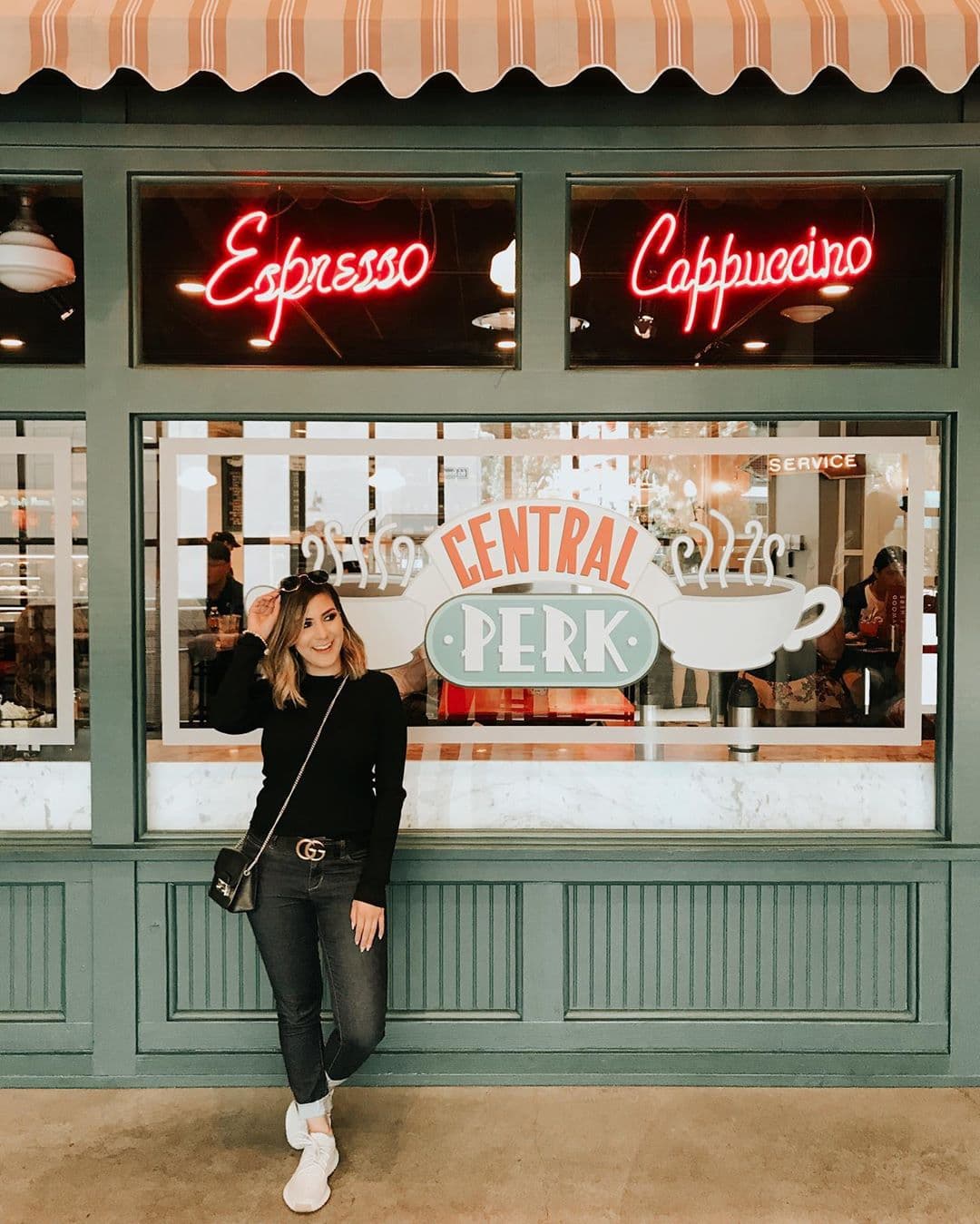 Como toda una fan de la serie 'Friends', Jessica Rodríguez celebró los 25 años compartiendo una fotografía en Central Perk de Warner Bros. Studios.