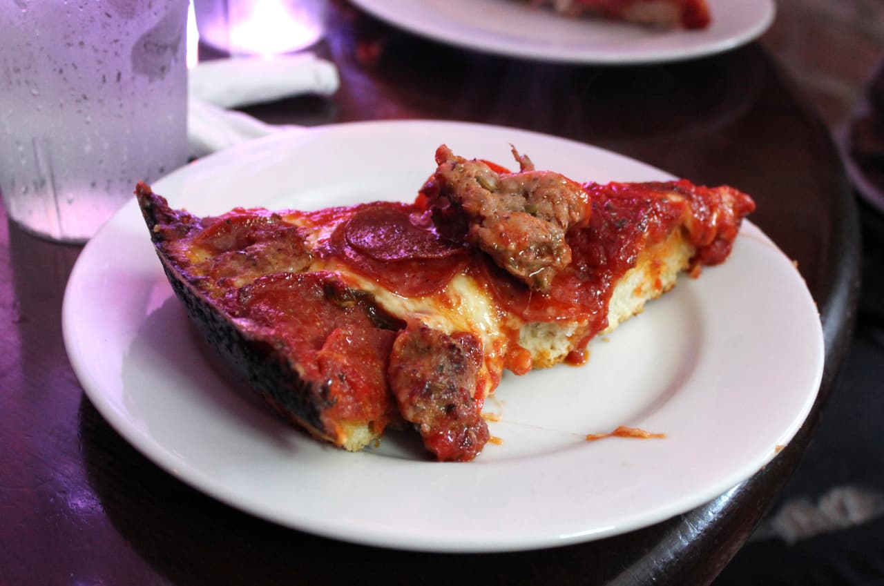 5 razones por las que la pizza de Chicago es deliciosa y mejor que la de masa delgada