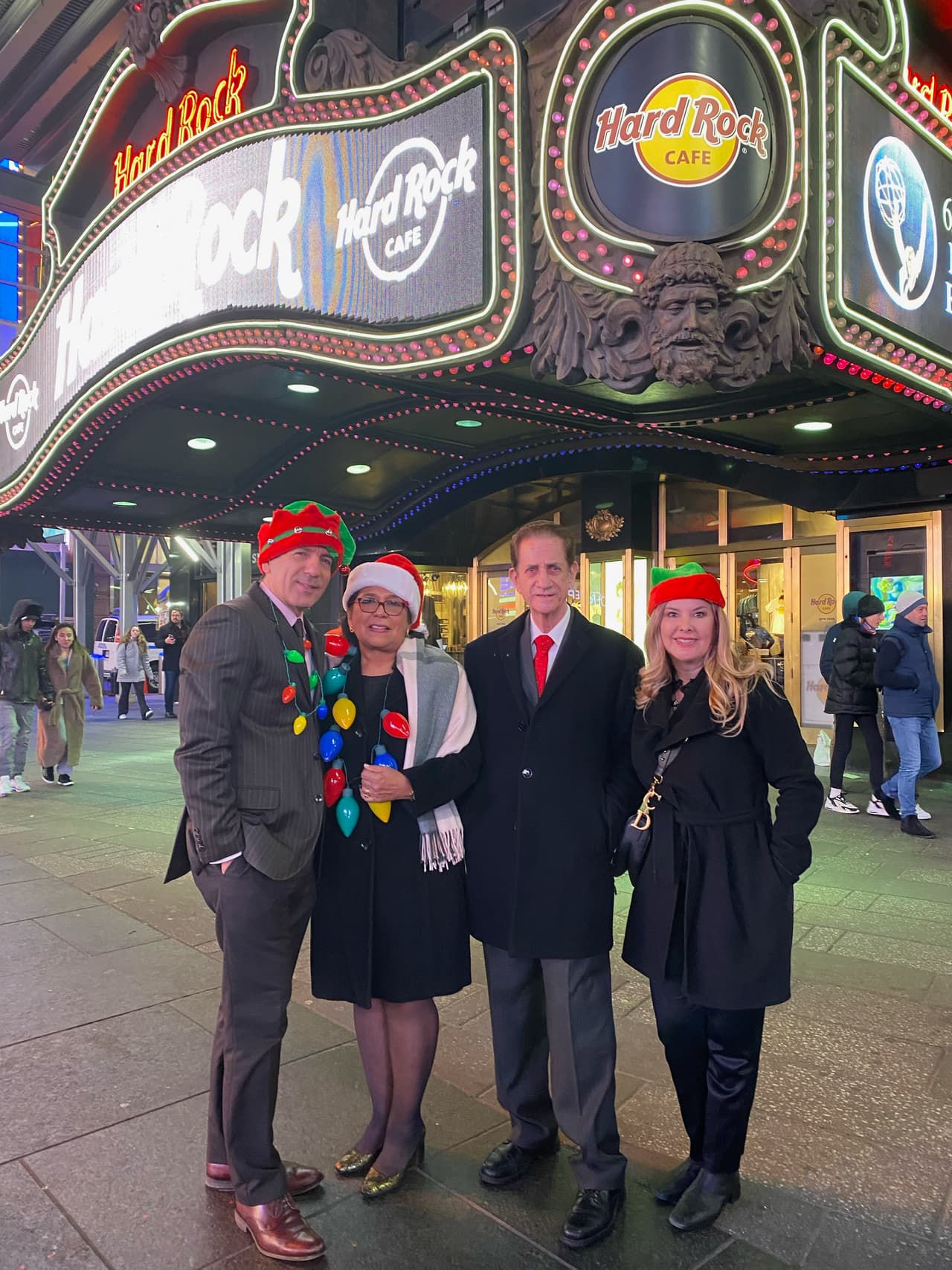 <b>Víctor Solano</b>: En éste 2023, agradezco cada una de las bendiciones que la vida y el Dios del universo, nos ofrece. No quiero echarme encima propósitos diferentes a ponerle todo el entusiasmo a lo que hago y compartir más tiempo con las personas importantes en el entorno familiar y de amistades.