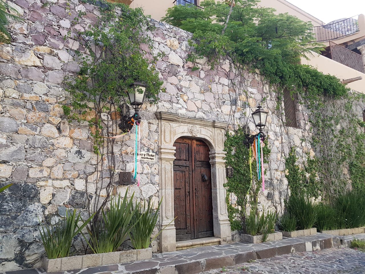 Isaías Gómez era inversor en el hotel Cantera y Plata que había sido inaugurado el sábado 29 de septiembre. Este establecimiento se encontraba a poco menos de 2 kilómetros de Casa Pedro Vargas en San Miguel de Allende.