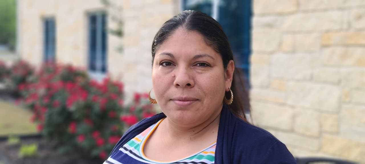 Michelle es la esposa de John Lucio, uno de los hijos mayores de Melissa Lucio. Después de que su suegra fue condenada a muerte en Texas en 2008, Michelle vivió con John la completa separación de la familia: cinco de los 12 hermanos pasaron a custodia de los Servicios de Protección de Menores (CPS) y John cayó en depresión y terminó en prisión. Mientras tanto, ella velaba por ambos. Lo ha hecho durante los últimos 15 años. Este 25 de abril de 2022, una corte estatal frenó la ejecución de Melissa Lucio y abrió la puerta para que sus abogados presenten ante una corte inferior evidencias que no se vieron en el juicio inicial. Michelle asegura que sintió alivio. Para ellos comenzó una nueva batalla: la de lograr la libertad plena para Melissa Lucio. Ni antes de que todo pasara ni ahora ha estado a favor de la pena de muerte: "Uno no debe matar a alguien por algo que hizo. Melissa nunca recibió un juicio justo, sabíamos que era una mujer inocente a la que el estado iba a matar. 
<b>No queríamos que se dieran cuenta que ella era inocente después de que la persona está muerta".</b>