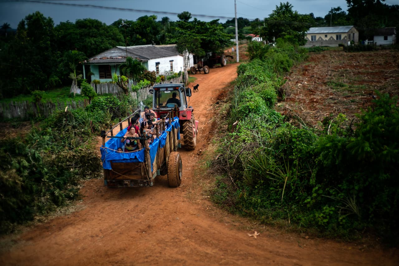 Los vecinos de esta comunidad agrícola pueden usar el tractor para tirar del remolque con la piscina con una sola condición: que los trabajadores del campo no lo necesiten.
<br>