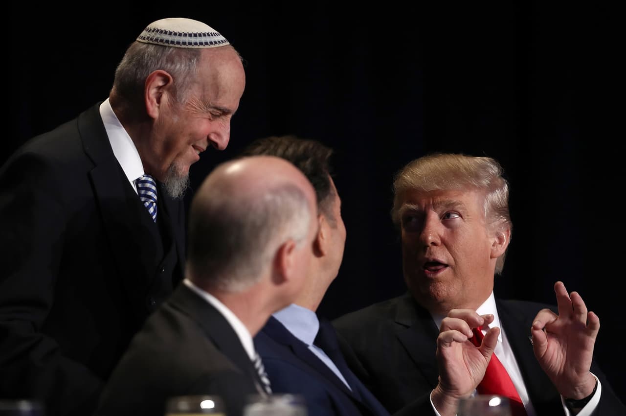 Por qué Trump quiere que las campañas políticas entren en las iglesias