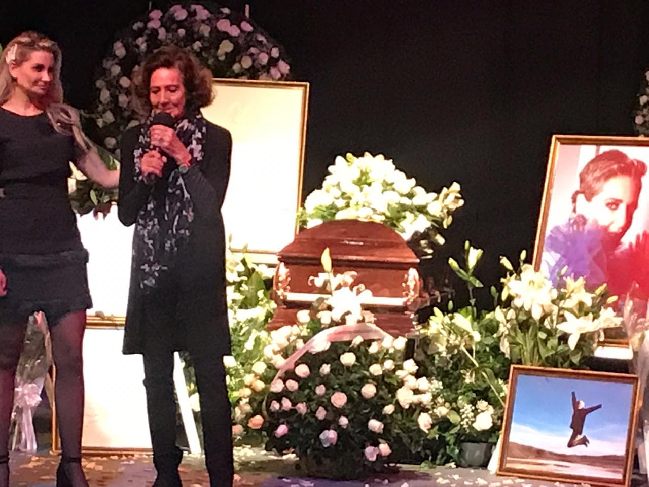 La actriz Lorena Velázquez subió a donde reposaban los restos de Edith para despedirse y confesó que le hubiera gustado tener una hija como ella.