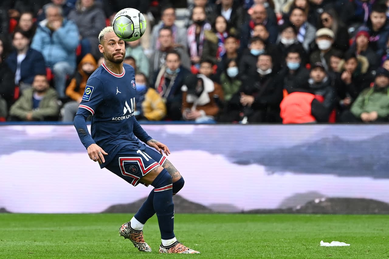 El PSG goleó al Bordeaux con los goles de Mbappé, Neymar y Leandro Paredes, pero ni esa victoria evitó los abucheos de sus seguidores, quienes castigaron especialmente al Ney y Lio.