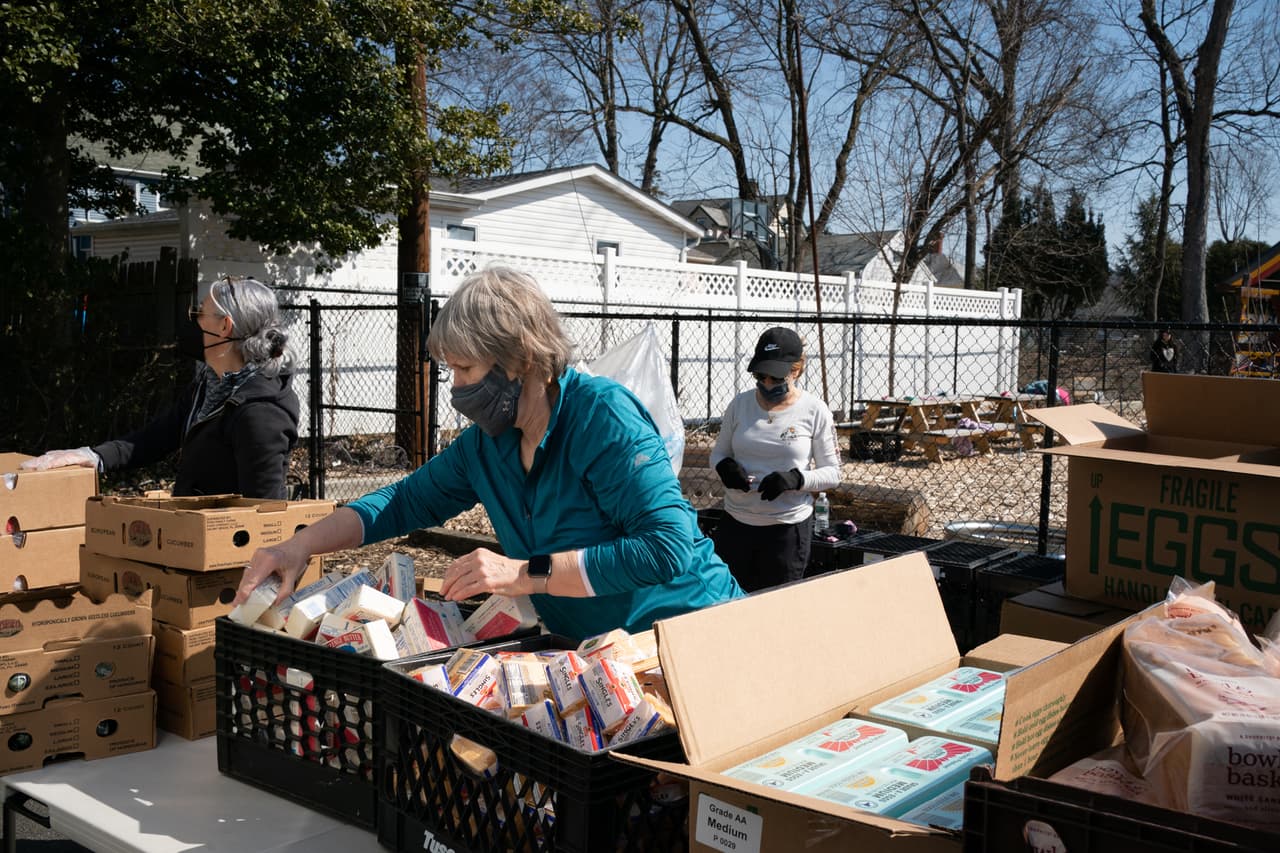 Los voluntarios preparan los alimentos para su distribución.