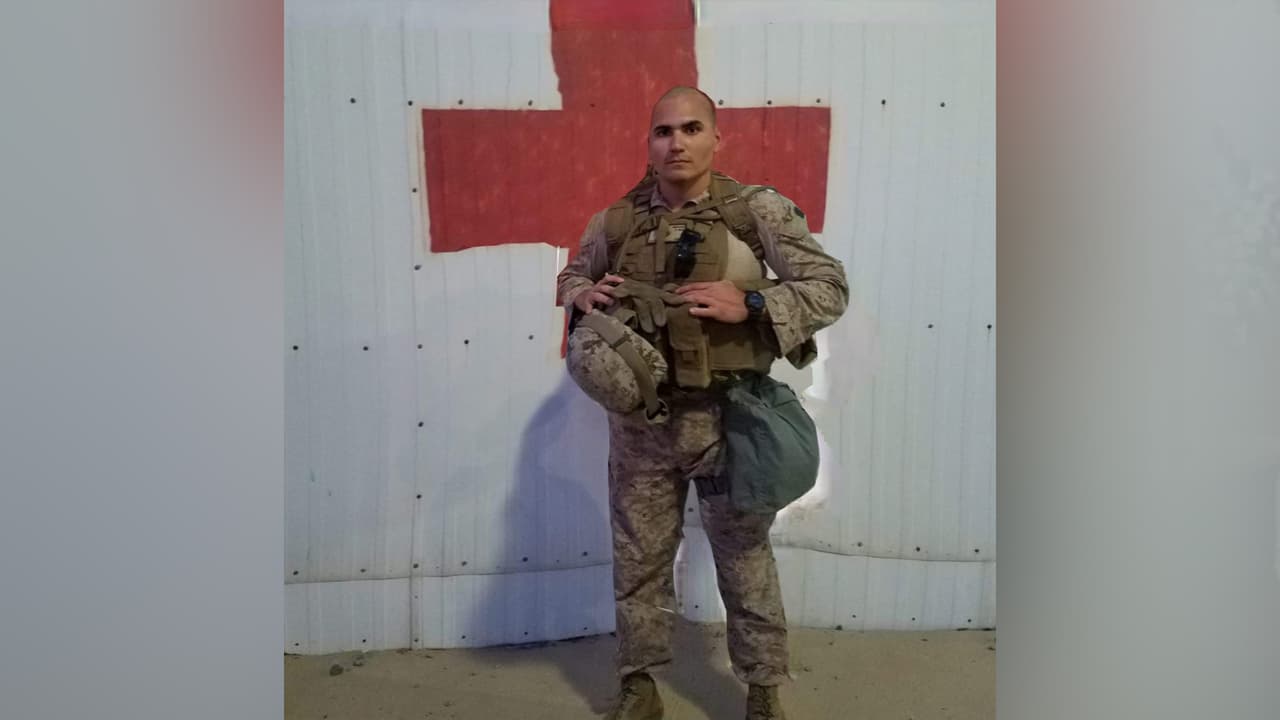 “
<b><a href="https://www.univision.com/local/houston-kxln/alguien-sabe-que-paso-familia-exige-justicia-por-la-muerte-de-hispano-veterano-de-la-naval-video">Mauro</a></b> estaba orgulloso de servir en la Naval de
<b><a href="https://www.univision.com/temas/eeuu">EEUU</a></b> por 5 años. Se merece una hermosa ceremonia para conmemorar el increíble hombre que fue”, indicó su esposa Daniela en el anuncio de su sepelio.