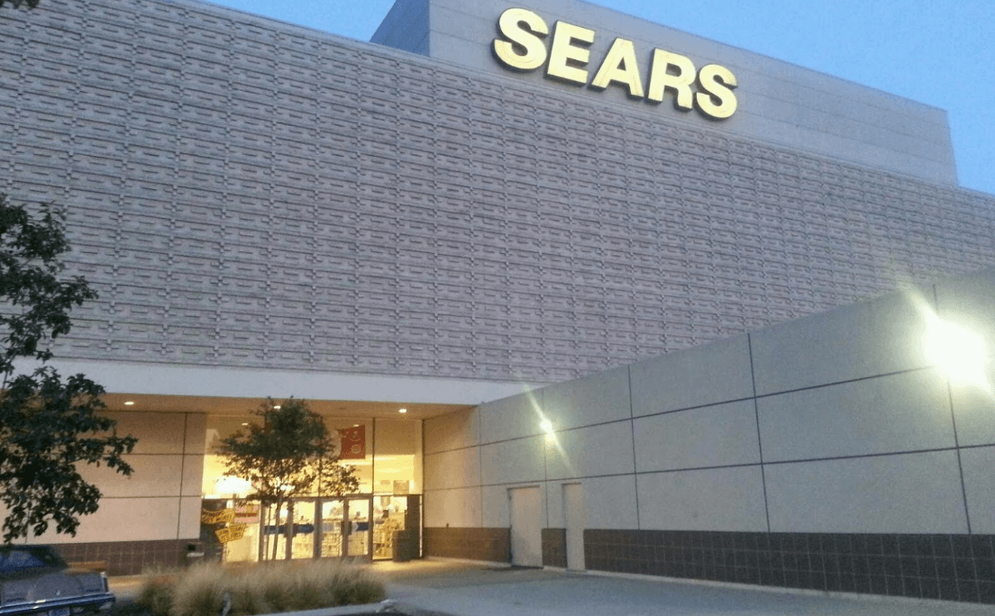 Ubicado en el centro comercial Westfield West Covina, en el 1209 Plaza Dr.,
<b>West Covina.</b>