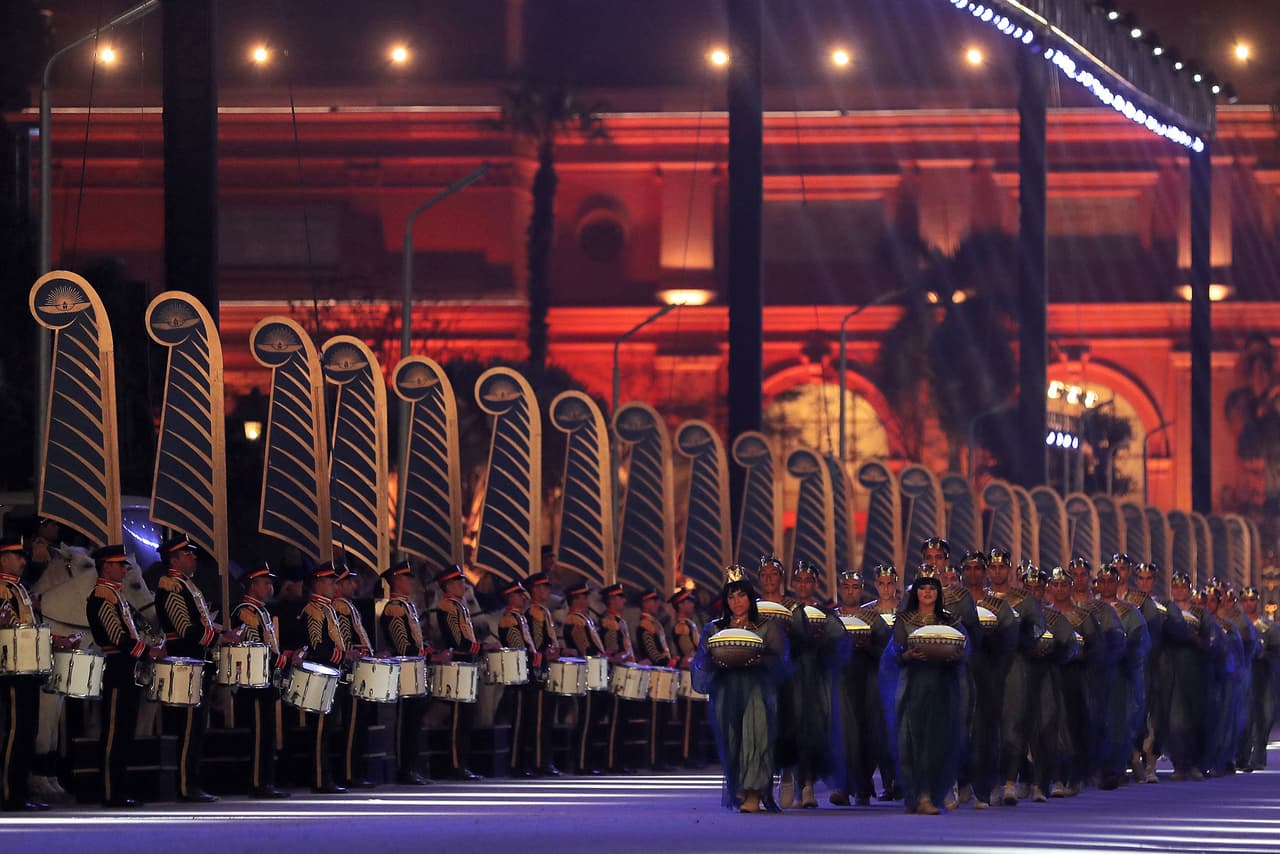 En orden cronológico, 
<b>el faraón Seqenenre Taa (siglo XVI AC), apodado "el valiente", abrió el cortejo, cerrado por Ramsés IX (siglo XII a.C).</b> Entre las momias más famosas figuran las de Hatshepsut y Ramsés II.
<br>
<br>Bañada por una luz azul, la procesión salió del museo centenario, acompañada por extras ataviados con trajes faraónicos, en carros tirados por caballos, al son de los tambores de una banda de música y con música sinfónica de fondo.