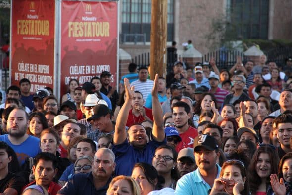 Cientos de personas disfrutaron de la tremenda celebración del Latin Grammy Street Party en Phoenix, donde estuvieron presentes varias agrupaciones nominadas a los premios GRAMMY® Latino incluyendo: Conjunto Primavera, Voz de Mando y Los Canarios de Michoacán. Esta fenomenal fiesta es un preámbulo a la gran noche de la música con la edición 15 de los premios anuales del GRAMMY Latino. Además de disfrutar de lo mejor de la música, los fans pudieron ganar premios y conocer a personalidades de Televisión y Radio de Univisión Arizona.