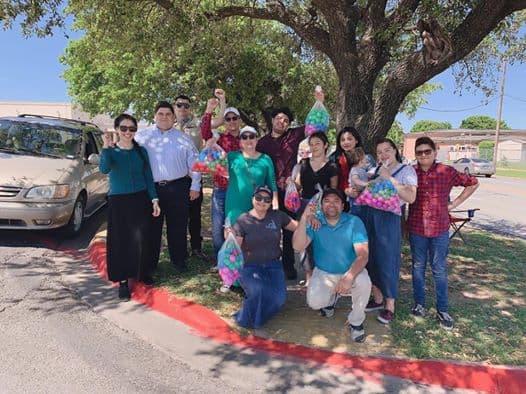 Iris Lainez nos envía esta gran familia posando juntos el Día de Pascua.