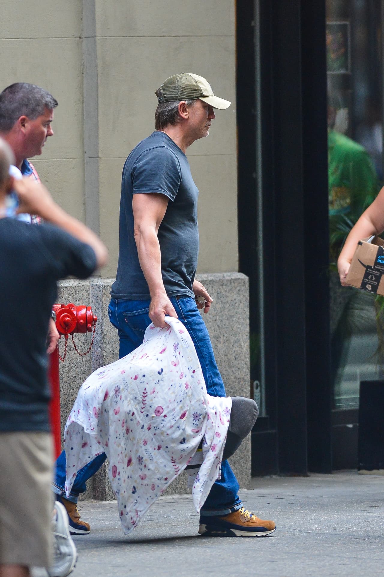 La pareja de actores han mantenido su etapa de paternidad muy en secreto, pero sí se han mostrado fotos en las que se le ve cargando a la pequeña que nació el año pasado.