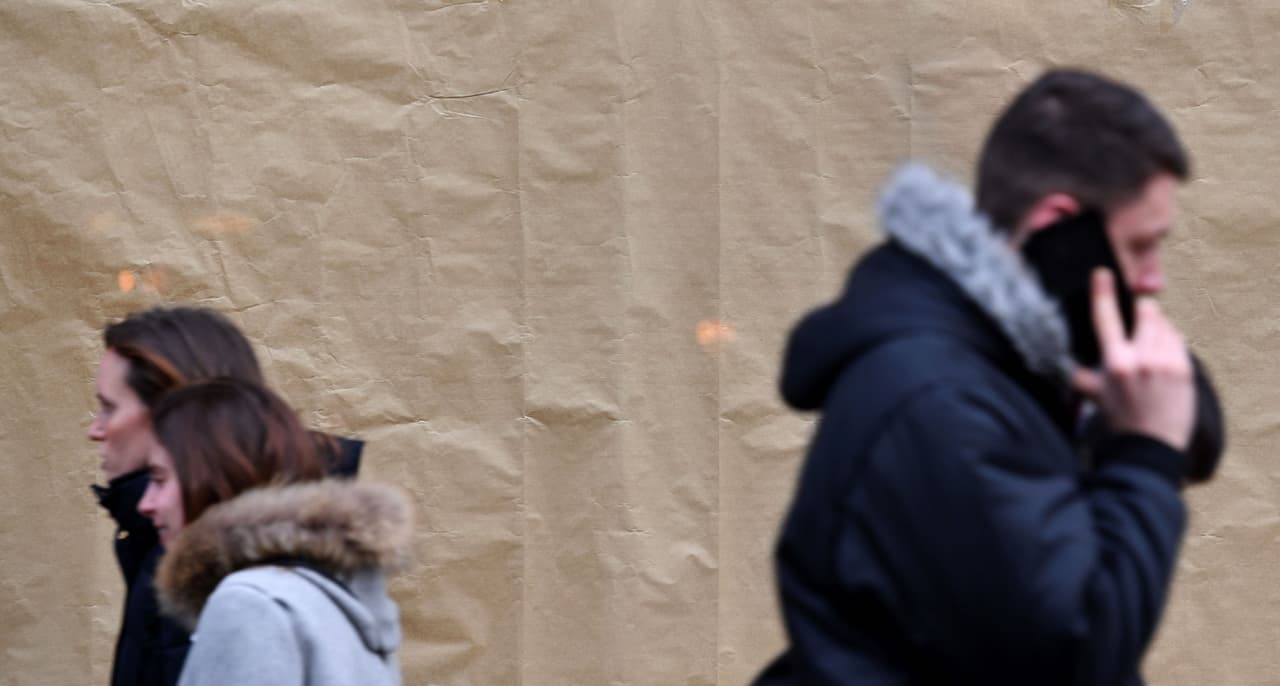 Crean semáforos en el piso para los adictos a sus celulares 