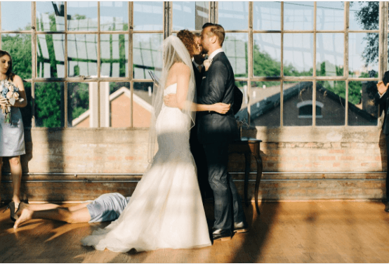 ¿De quién son esas piernas?: la foto de una boda que tiene intrigada a las redes