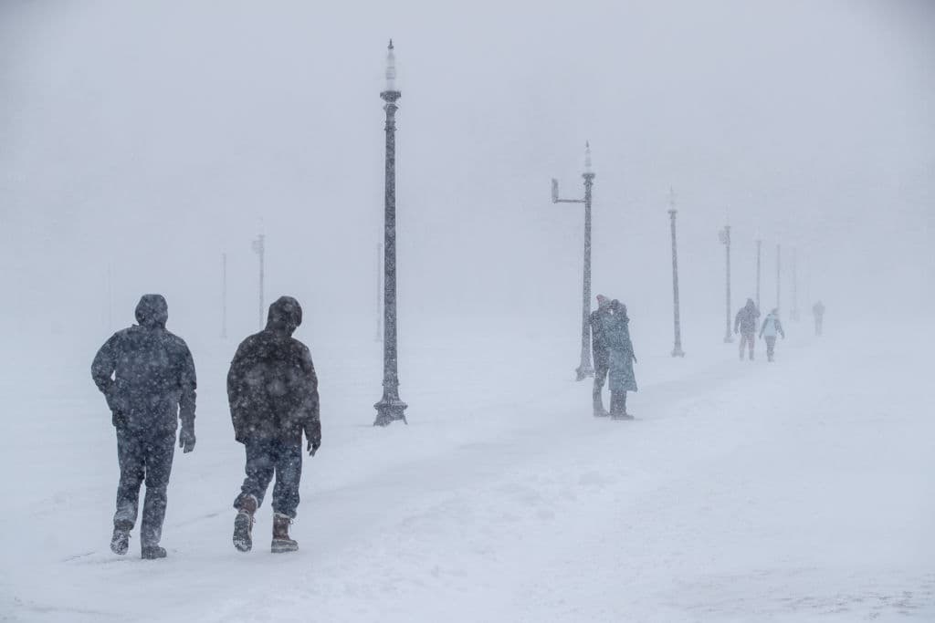 Más de 10 millones de personas en áreas costeras desde Virginia hasta Nueva Inglaterra están 
<b>bajo advertencias de ventiscas,</b> que se forman por la combinación de nevadas intensas y fuertes vientos.