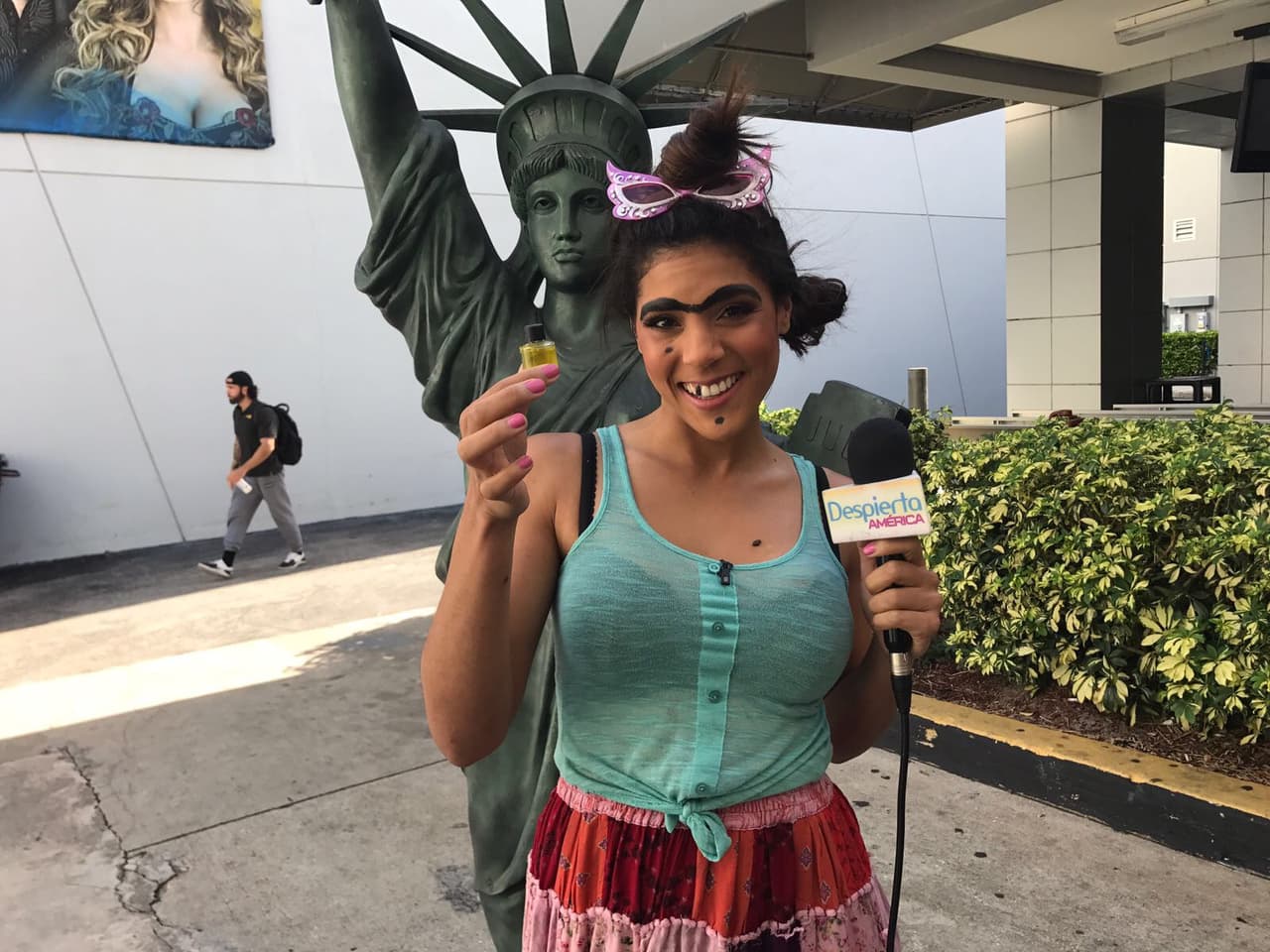 Parece que Mela también tiene su perfume, ¡y en frasco chiquito para oler mejor!