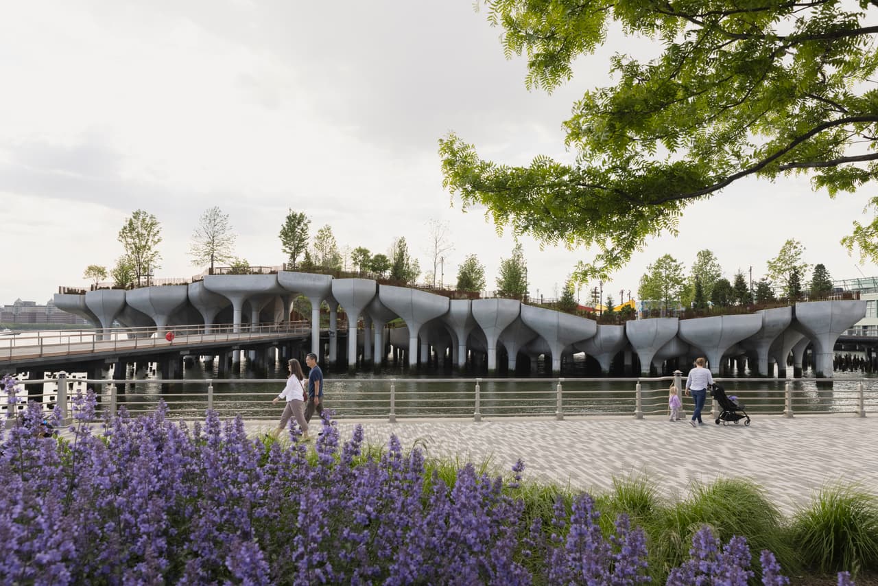 <a href="https://www.univision.com/local/nueva-york-wxtv/conoce-little-island-el-parque-flotante-que-abrira-proximamente-en-la-ciudad-de-nueva-york-fotos">Little Island</a>, un nuevo parque público y gratuito situado en la calle 13 del parque del río Hudson en Nueva York, fue inaugurado el 21 de mayo.