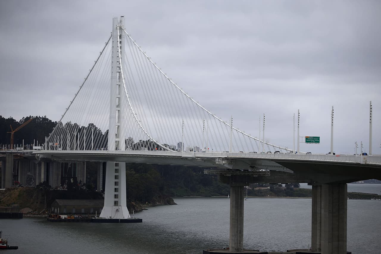 Arrestan a mujer que saltó del Bay Bridge tras chocar un auto robado 