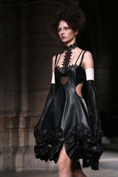 La firma de Alexander McQueen sigue con el legado del diseñador y presentó en Paris una colección muy extravagante.
