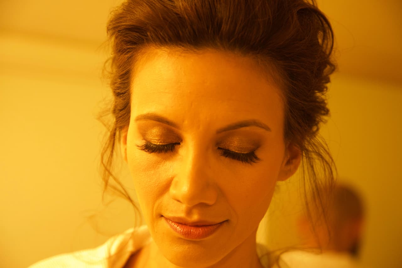 Su maquillaje es muy natural pero se cuidan todos los detalles.