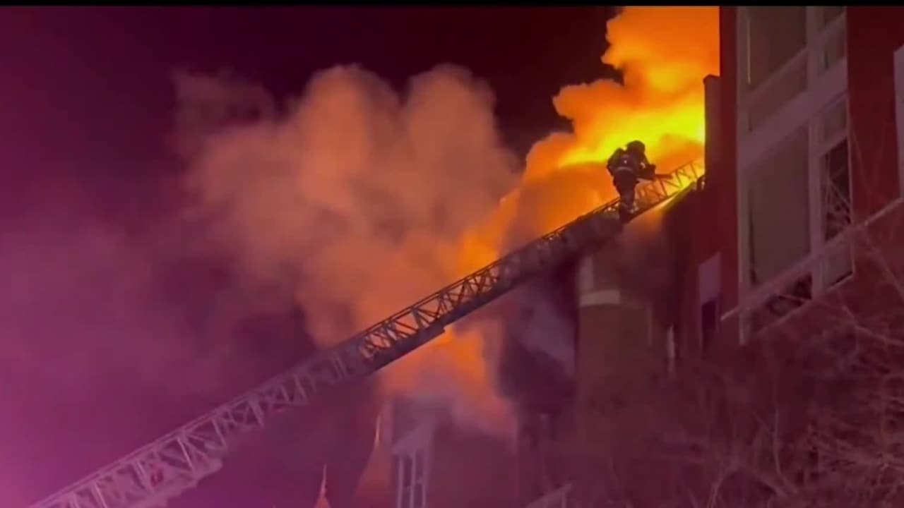 En vísperas de año nuevo, unas 35 personas fueron desplazadas tras un fuerte incendio en DC