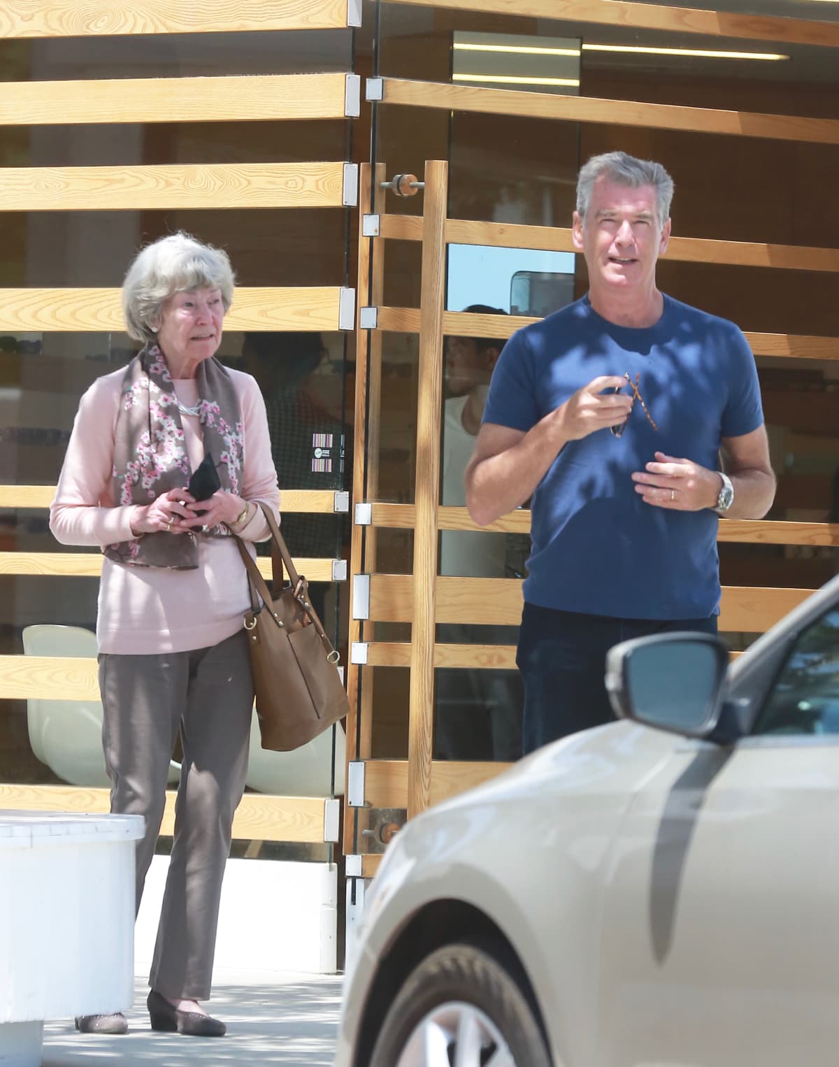 Pierce Brosnan con su mamá Mary May Smith.