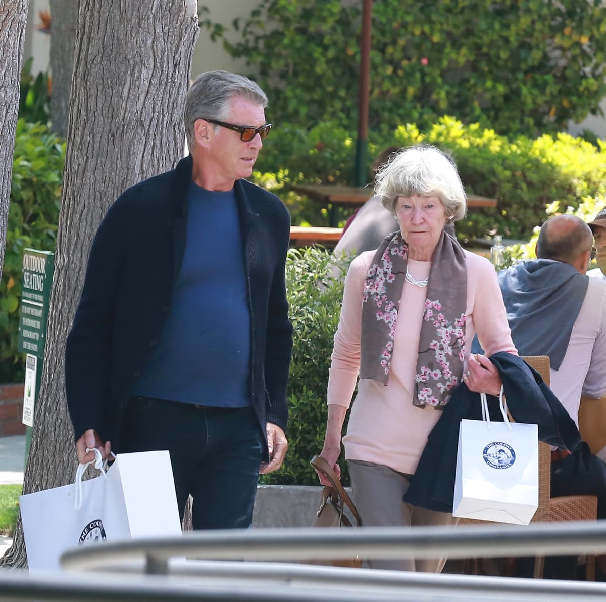 Pierce Brosnan llevó de shopping a su mamá Mary May.