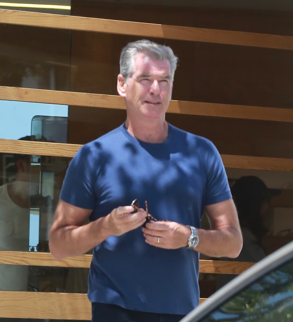 Pierce salió sólo con su mamá.