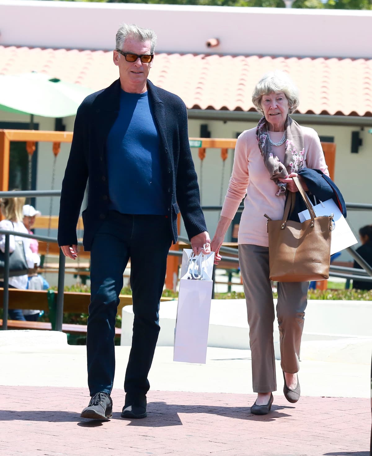 El ex 007 consintió a su mami con todo lo que quiso.