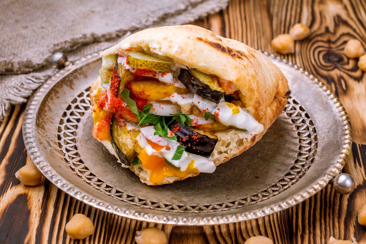 <b>Puesto 10. Sabich</b>
<br>
<br>Fue llevado a Israel en las décadas de 1940 y 1950 por los judíos iraquíes. Es un sándwich hecho con pan pita relleno de berenjenas fritas, huevos duros, salsa tahini, ensalada israelí, hummus, salsa de mango en escabeche y perejil. A menudo se come como refrigerio o desayuno los sábados por la mañana y se puede comprar en puestos de comida callejera.
<br>