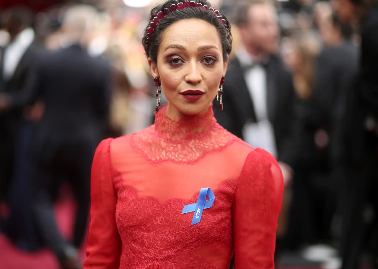 La actriz Ruth Negga, con el lazo de apoyo a ACLU