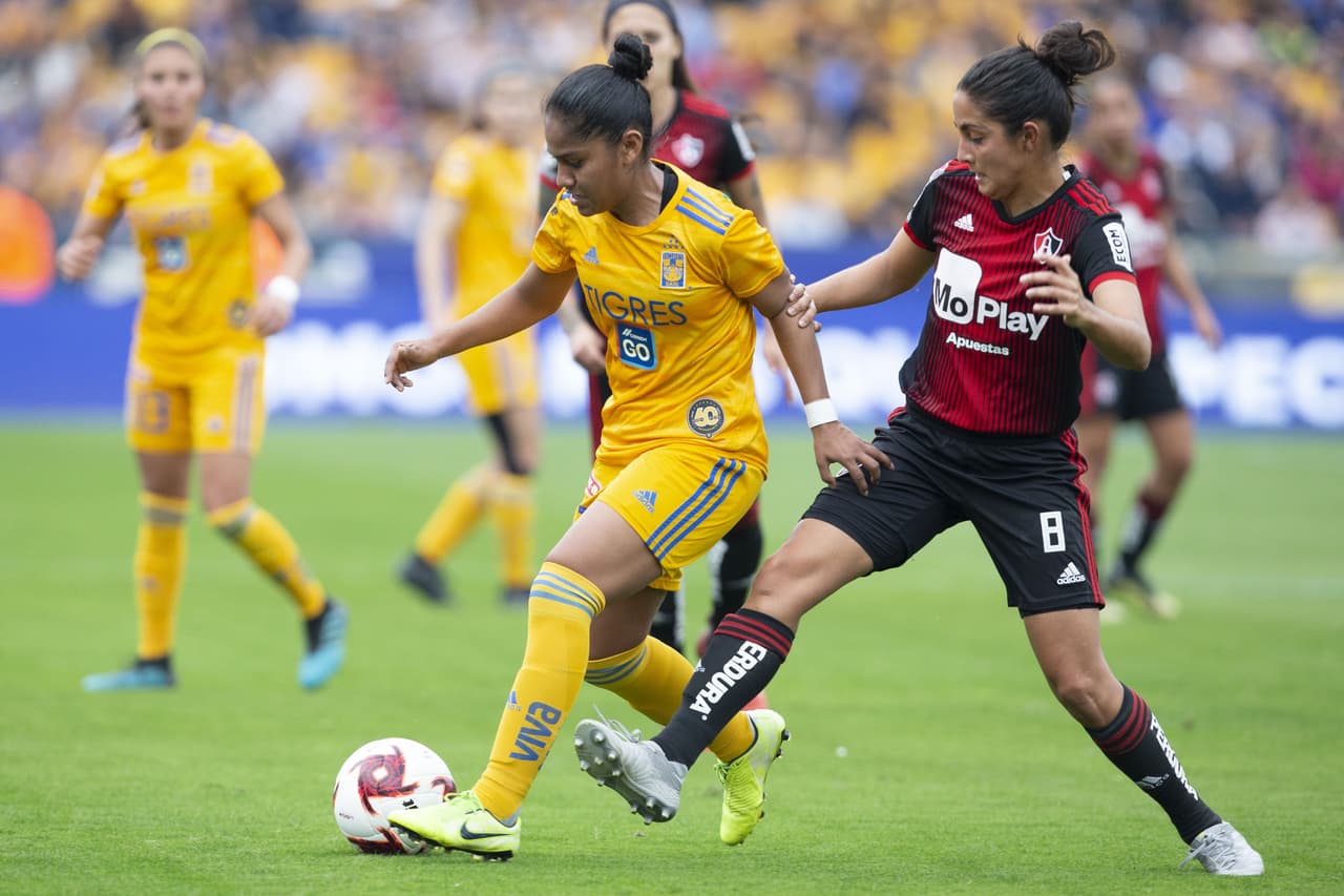 Con goles de Belén Cruz y Miah Zuazua, 'las Felinas' ganan 2-0 al Atlas y llegan a 10 puntos. El equipo femenil de Tigres sigue en ascenso en la Liga MX Femenil.