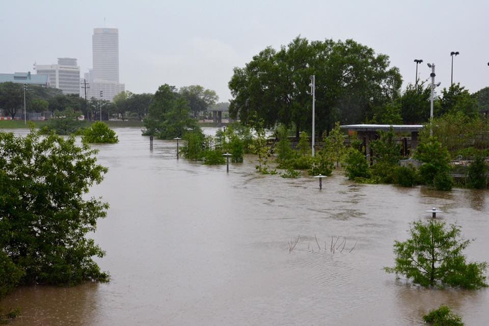 La lluvia, que ha cubierto las calles, plazas y autopistas, ha conseguido paralizar la ciudad durante toda la jornada.