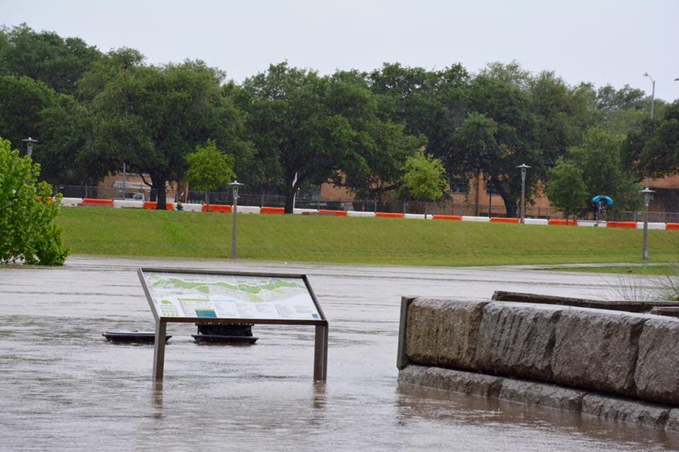 Los equipos de emergencia de la ciudad han realizado aproximadamente 60 rescates.
