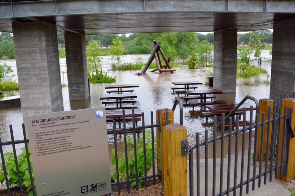Zonas comuntarias, como los parques, han quedado también afectadas por las fuertes lluvias.
