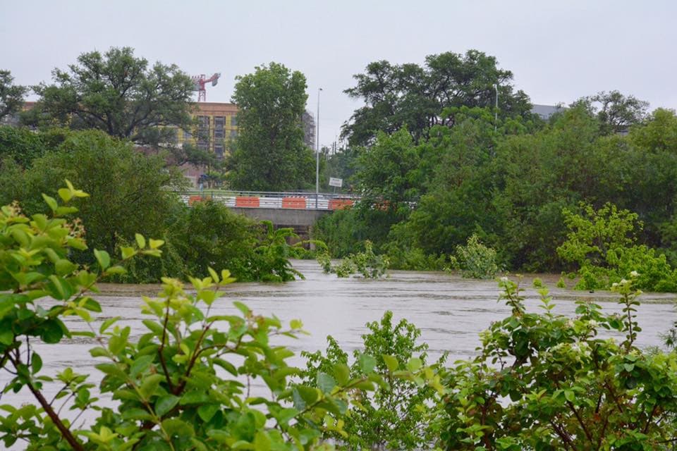 Las previsiones de los meteorólogos avisan de que la alerta por inundaciones se mantendrá hasta este martes.