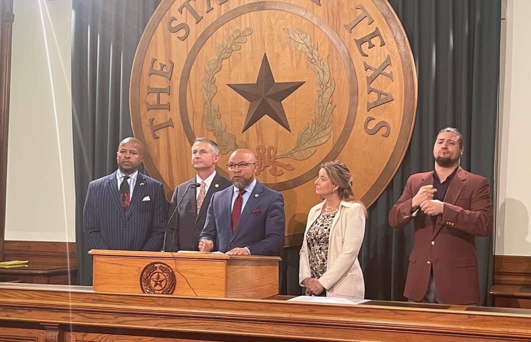 Desde el capitolio de Texas, anuncian medida para el uso de cámaras corporales en oficiales correcionales.